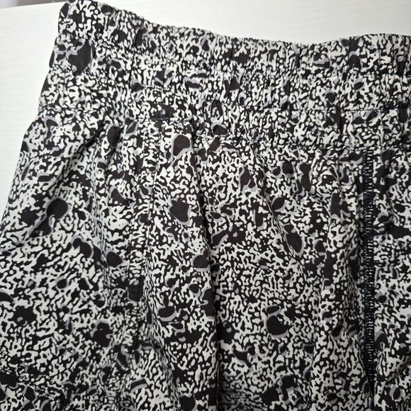 Lululemon Tracker Short V 4" Women's 8 Sporadic Black Rhino Grey - Picture 3 of 8
